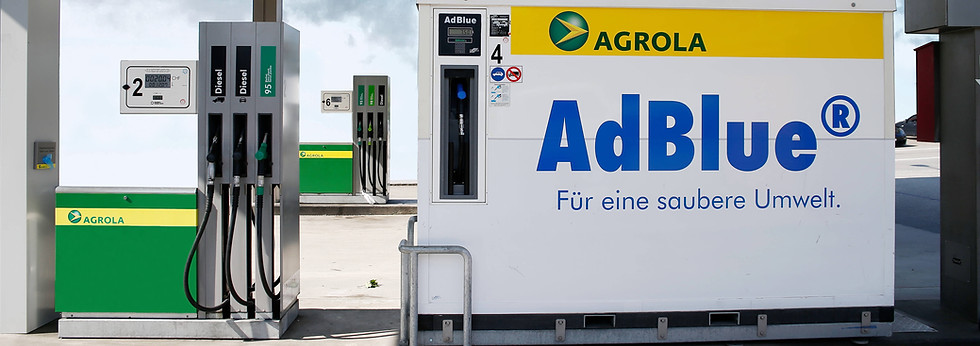 AdBlue Säule an einer AGROLA Tankstelle